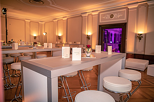Mionetto Saal mit Stehtischen und Stühlen