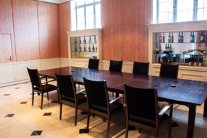 Bohemia Zimmer mit Tisch und Stühlen