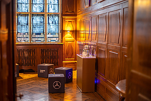 -Vitrine und Sitzwürfel im Alfred Gratien Zimmer