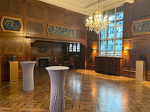 Blick ins Alfred Gratien Zimmer mit Stehtisch im Vordergrund