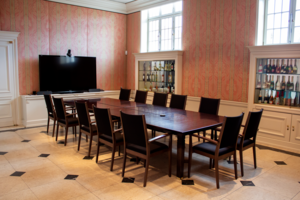 Törley Zimmer mit Tisch und Stühlen