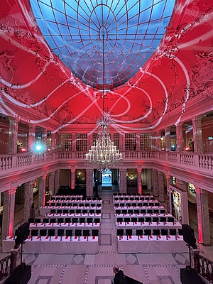 -Henkell Marmorsaal mit langen Tischreihen und Stühlen