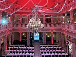 Henkell Marmorsaal mit langen Tischreihen und Stühlen